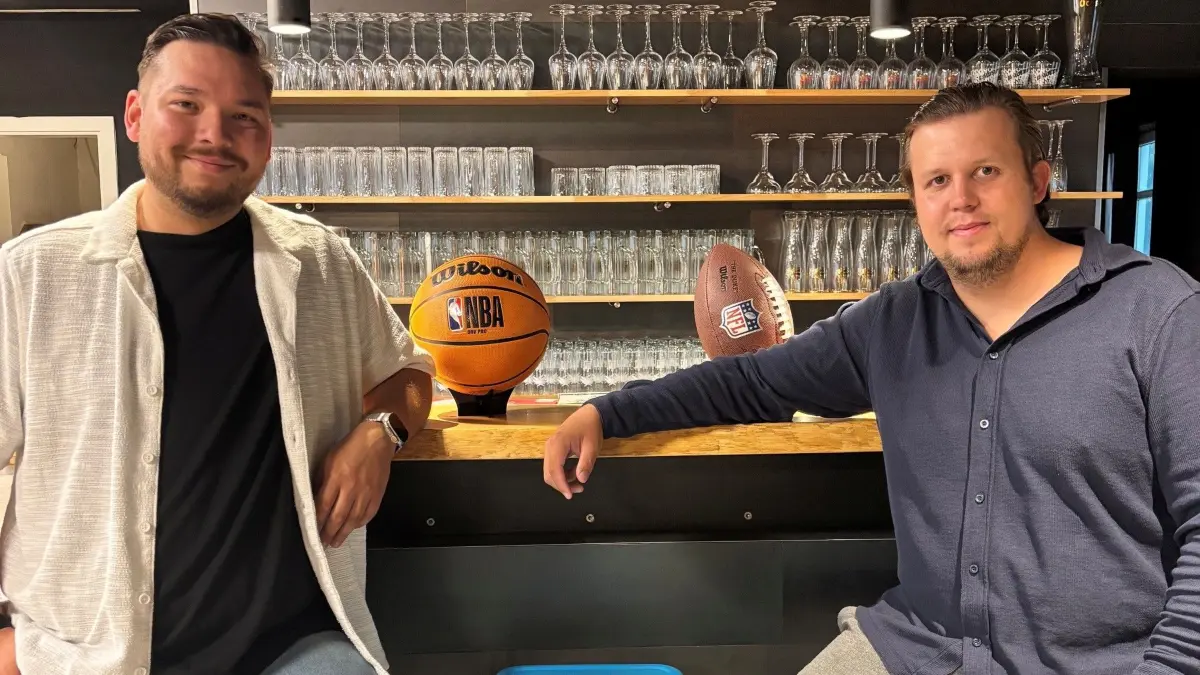 Benjamin Wojtowicz und Batuhan Arabaci eröffnen am 1. September 2026 die DonauLounge: Einen neuen gastronomischen Treffpunkt inmitten der Sportanlagen des SSV Ulm 1846 e.V.