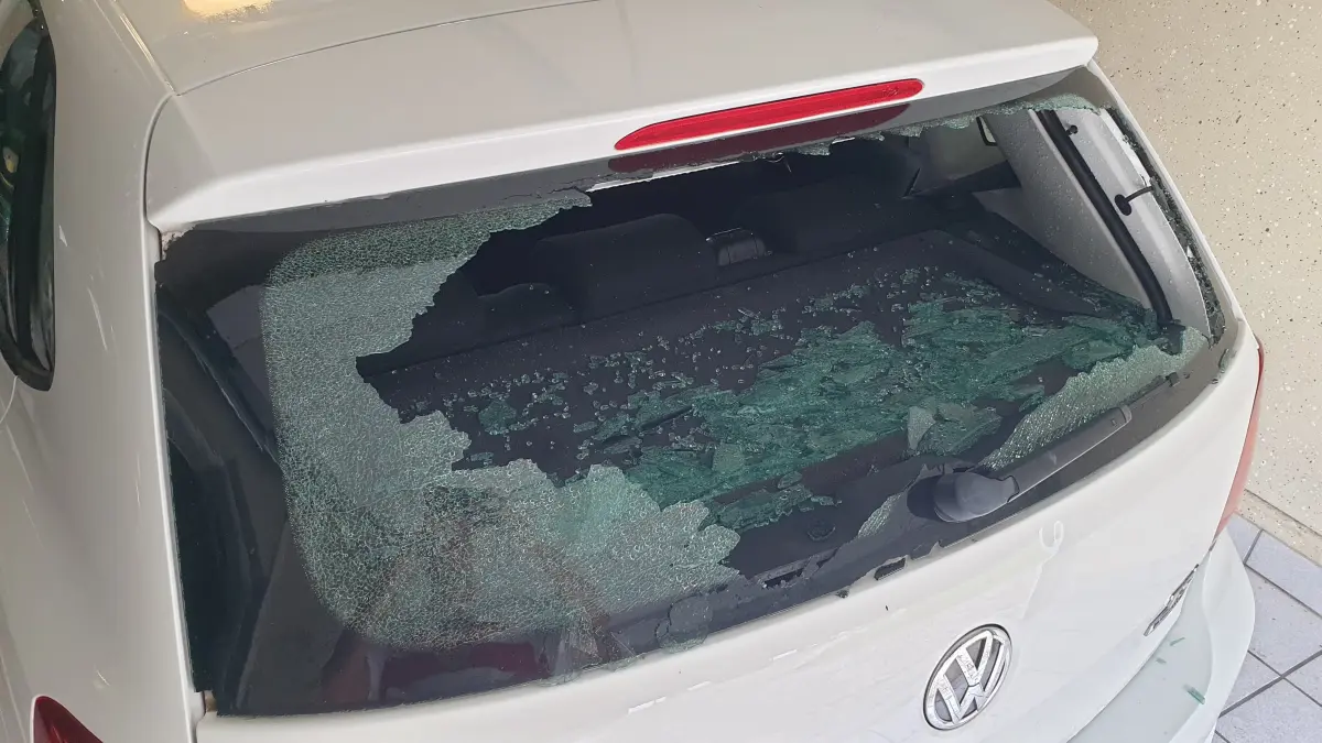 Bei mehreren Autos in Hengen, wie hier bei dem Polo von Johannes Banzhaf, wurden die Scheiben von den hühnereigroßen Hagelkörnern zerschlagen.