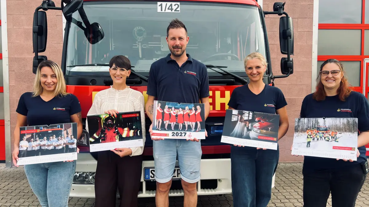 Bernadette Nagy, Jennifer Reuter, Matthias Fritsch, Sarah Wolz und Tabea Rath stellen die Feuerwehrkalender vor.