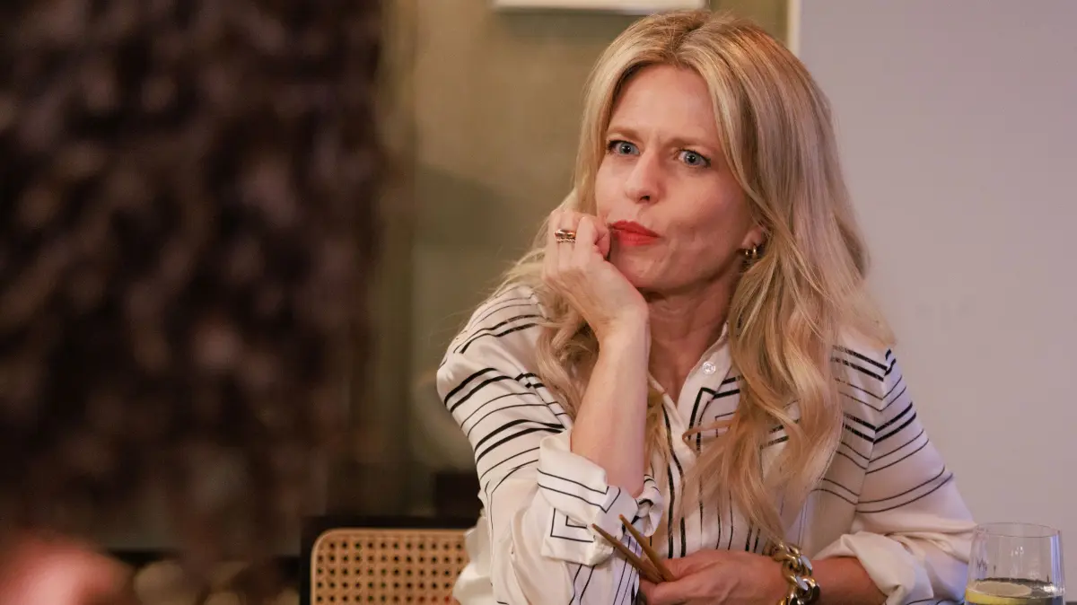 Patrizia (Miriam Lahnstein) verbringt den Abend nach ihrem Zusammenbruch mit Naomi.