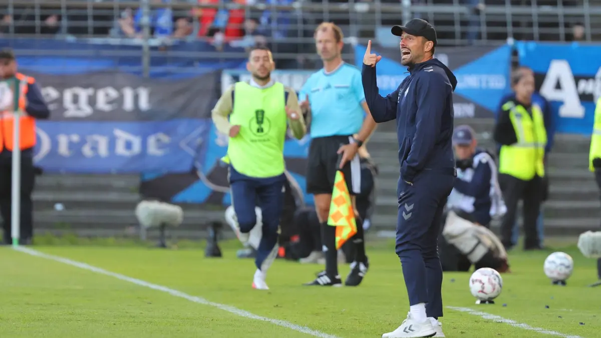 Trainer Ralf Kettemann hat mit dem SC Paderborn das erste Pflichtspiel der Saison 2026/27 erfolgreich bestritten: Im DFB-Pokal siegte der Bundesliga-Aufsteiger 4:2 beim Nord-Regionalligisten 1. FC Phönix Lübeck. Am Samstag steht für Kettemann das erste Spiel in der Bundesliga an, es geht mit Paderborn zum 1. FSV Mainz.