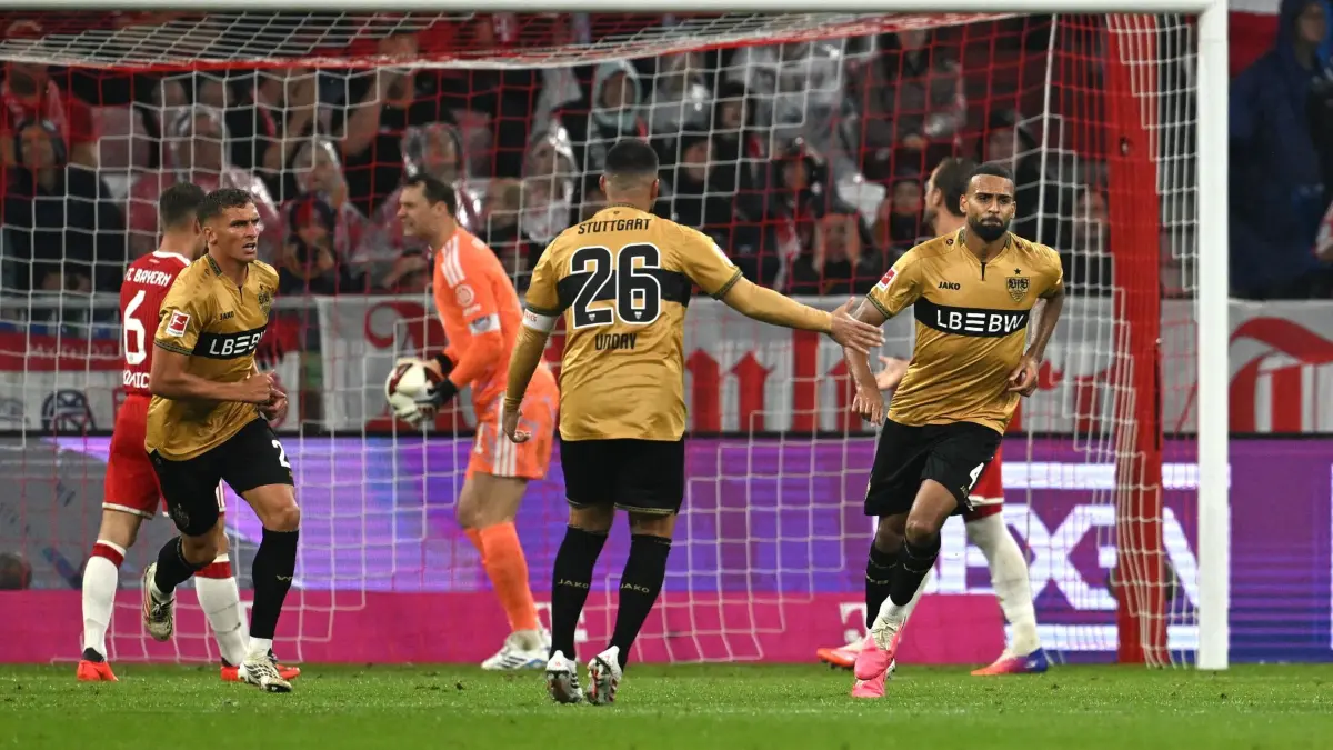 FC Bayern München - VfB Stuttgart: 28.08.2026, Bayern, München: Fußball, Männer, Bundesliga, FC Bayern München - VfB Stuttgart, Allianz Arena, 1. Spieltag, Torschütze Josha Vagnoman (r, VfB Stuttgart) feiert mit Deniz Undav (VfB Stuttgart) nach dem Ausgleich zum 1:1. Foto: Sven Hoppe/dpa - WICHTIGER HINWEIS: Gemäß den Vorgaben der Bundesliga bzw. des DFB Deutscher Fußball-Bund ist es untersagt, in dem Stadion und/oder vom Spiel angefertigte Fotoaufnahmen in Form von Sequenzbildern und/oder videoähnlichen Fotostrecken zu verwerten bzw. verwerten zu lassen. +++ dpa-Bildfunk +++
