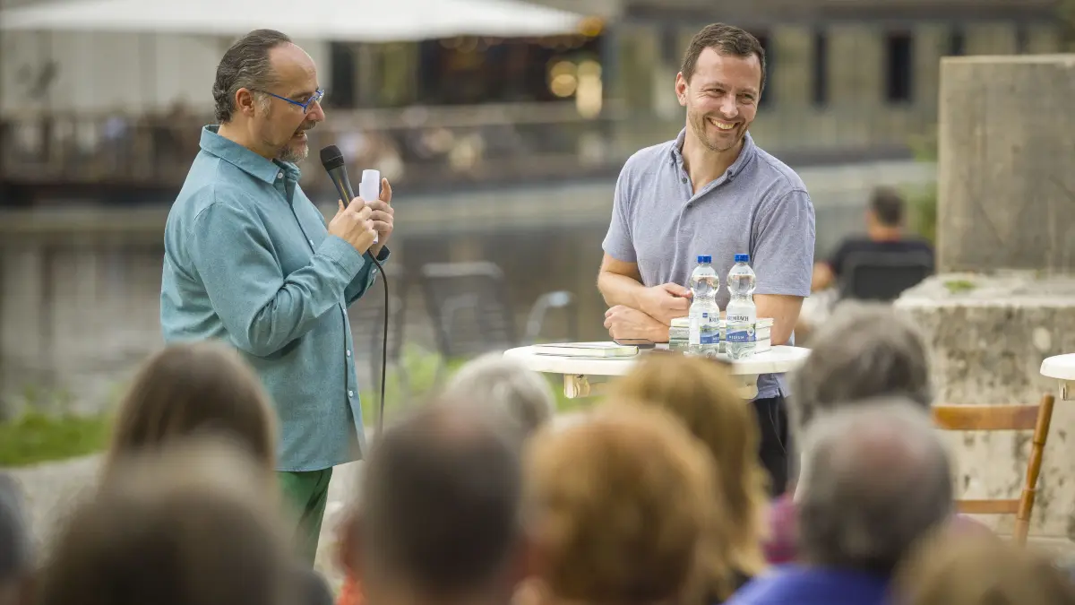 Neu-Ulmer Schwal: Verleger Sebastian Guggolz stellt seinen Guggolz Verlag vor (Literatur unter Bäumen)