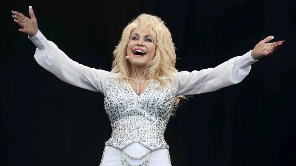 Dolly Parton: ARCHIV - 29.06.2014, Großbritannien, Glastonbury: US-Sängerin Dolly Parton war in Tennessee geboren worden - wo ihr nun eine besondere Ehre zuteilwerden soll. (zu dpa: «Flughafen Nashville soll Namen von Dolly Parton erhalten») Foto: Will Oliver/EPA FILE/dpa +++ dpa-Bildfunk +++