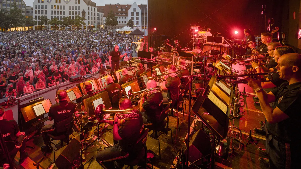 Münsterplatz: Die Big Band der Bundeswehr mit der Finnish Air Force Band - Benefizkonzert zugunsten der Aktion 100 000