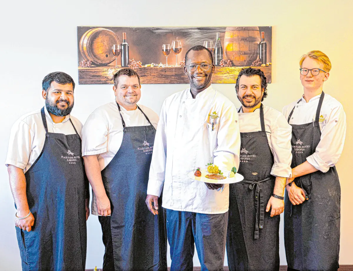 Küchenchef Cheikh Saliou Fall (Mitte) und sein Team haben exklusiv für Leser der Südwest Presse ein leckeres Menü entwickelt. ⇥Fotos: Ufuk Arslan