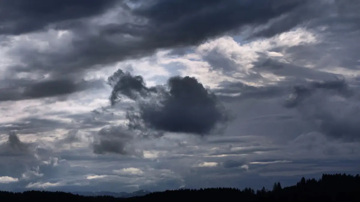 Wetter in Bayern: 28.08.2026, Bayern, Marktoberdorf: Eine Unwetterfront zieht über das Allgäuer Alpenvorland. (zu dpa: «Gewitter ziehen über Bayern») Foto: Karl-Josef Hildenbrand/dpa +++ dpa-Bildfunk +++