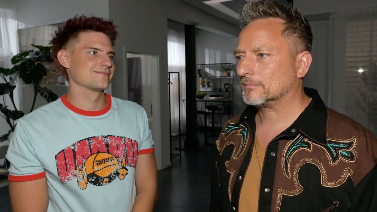 Moritz (Lennart Borchert) merkt, dass Michi (Lars Pape) dringend eine neue Liebe braucht.