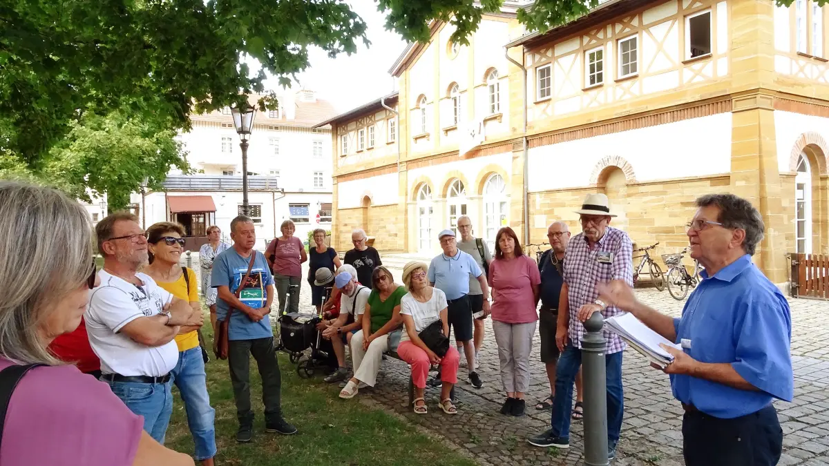 Manfred Haarer (rechts) führte am vergangenen Mittwoch im Rahmen des Sommers der Ver-Führungen rund 40 Gäste durch die historische Arbeitersiedlung in Kuchen.