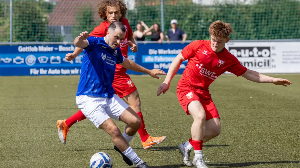 VFL Pfullingen - TSG Tuebingen, Fussball, Herren, Landesliga 2, 3. Spieltag, Saison 2026/2027, 29.08.2026,: VFL Pfullingen - TSG Tuebingen, Fussball, Herren, Landesliga 2, 3. Spieltag, Saison 2026/2027, 29.08.2026, Constantin Zeyer (TSG Tuebingen #20), Roman Schubmann (VFL Pfullingen #30) und Manuel Kramm (TSG Tuebingen #06)
Foto: DROFITSCH/EIBNER