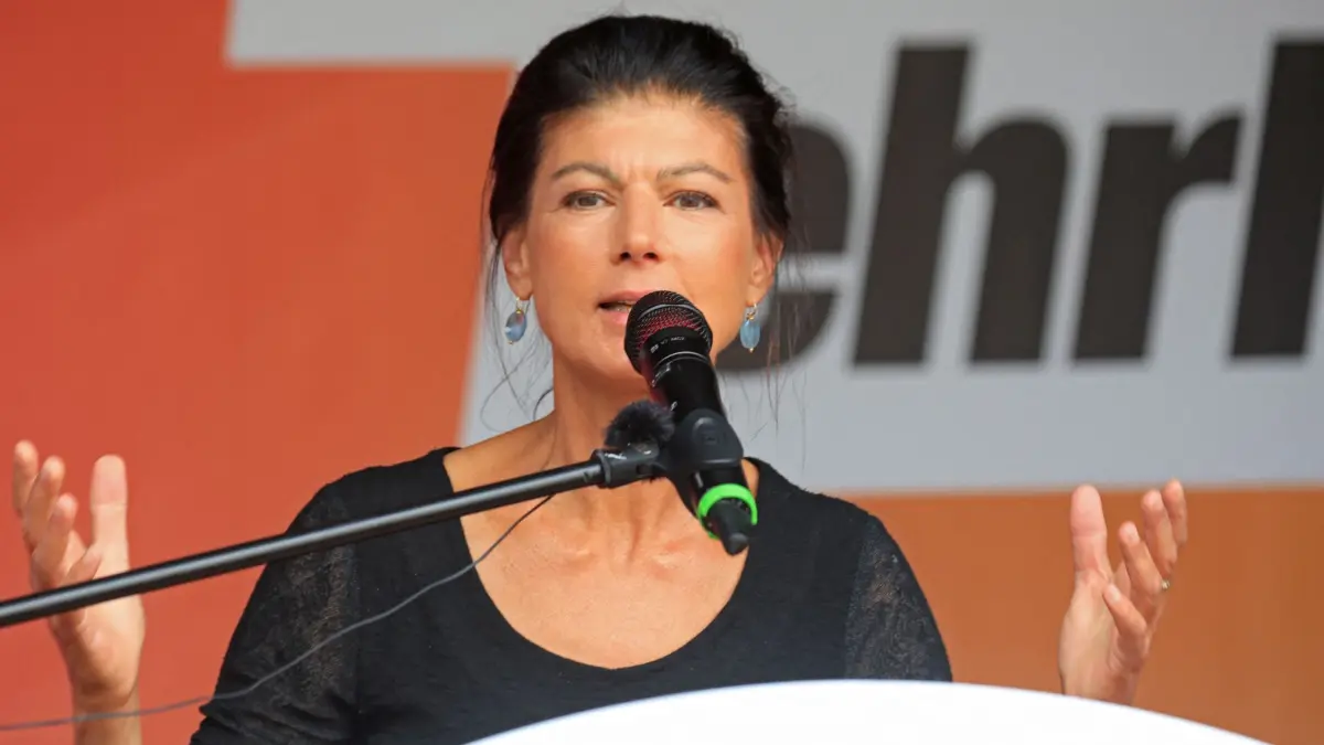 Wahlkampf Sachsen-Anhalt - BSW: 29.08.2026, Sachsen-Anhalt, Halberstadt: Sahra Wagenknecht, Gründerin der Partei BSW, spricht während einer Wahlkampfveranstaltung auf der Bühne ihrer Partei. Rund 1000 Besucher nahmen an der Veranstaltung teil. Foto: Matthias Bein/dpa +++ dpa-Bildfunk +++