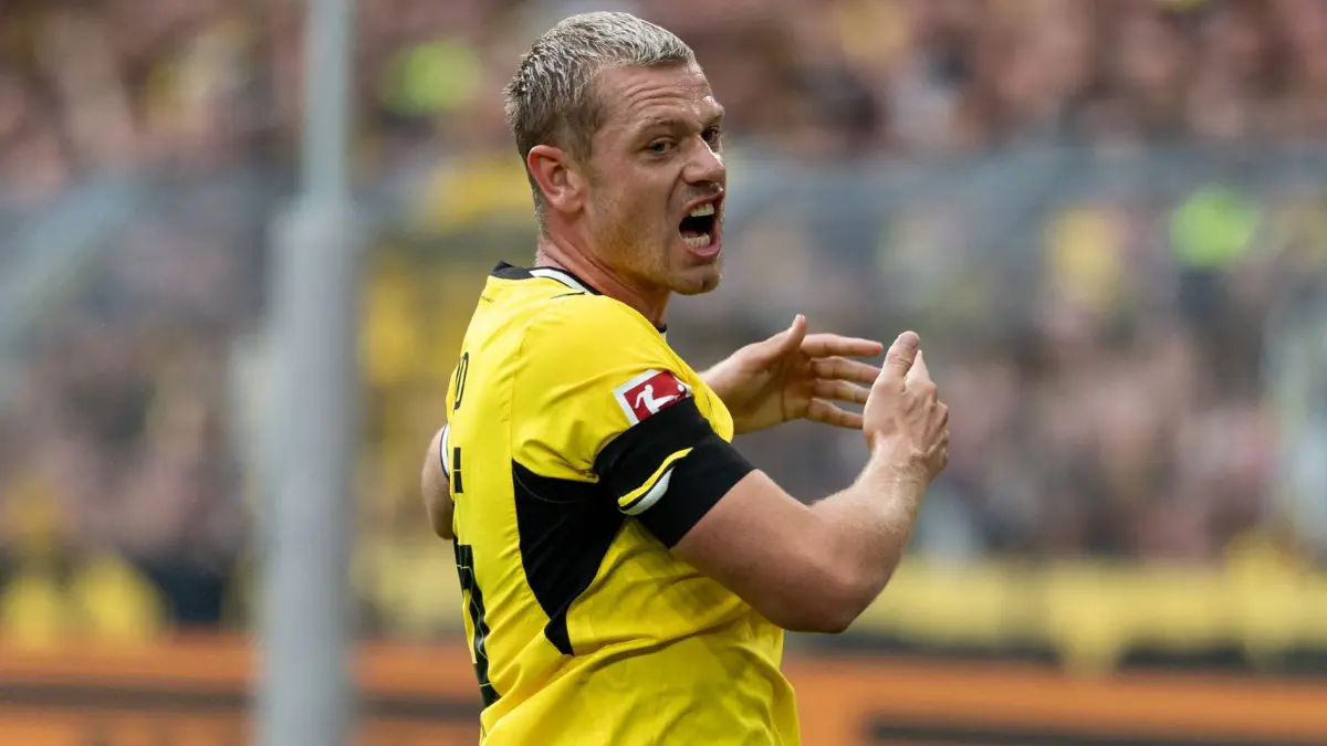 Borussia Dortmund - Hamburger SV: 29.08.2026, Nordrhein-Westfalen, Dortmund: Fußball, Männer, Bundesliga, Borussia Dortmund - Hamburger SV, 1. Spieltag, Signal Iduna Park. Borussia Dortmunds Julian Ryerson reagiert nach einer vertanen Chance. Foto: Fabian Strauch/dpa - WICHTIGER HINWEIS: Gemäß den Vorgaben der Bundesliga bzw. des DFB Deutscher Fußball-Bund ist es untersagt, in dem Stadion und/oder vom Spiel angefertigte Fotoaufnahmen in Form von Sequenzbildern und/oder videoähnlichen Fotostrecken zu verwerten bzw. verwerten zu lassen. +++ dpa-Bildfunk +++