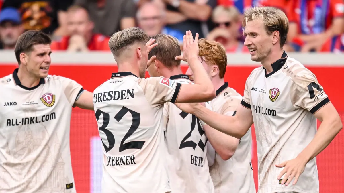 1. FC Heidenheim - Dynamo Dresden: 29.08.2026, Baden-Württemberg, Heidenheim: Fußball, Männer: 2. Bundesliga, 1. FC Heidenheim - Dynamo Dresden, 3. Spieltag, Voith-Arena. Vincent Vermeij (r, Dynamo Dresden) und sein Team jubeln nach dem Tor zum 0:1. Foto: Harry Langer/dpa - WICHTIGER HINWEIS: Gemäß den Vorgaben der Bundesliga bzw. des DFB Deutscher Fußball-Bund ist es untersagt, in dem Stadion und/oder vom Spiel angefertigte Fotoaufnahmen in Form von Sequenzbildern und/oder videoähnlichen Fotostrecken zu verwerten bzw. verwerten zu lassen. +++ dpa-Bildfunk +++