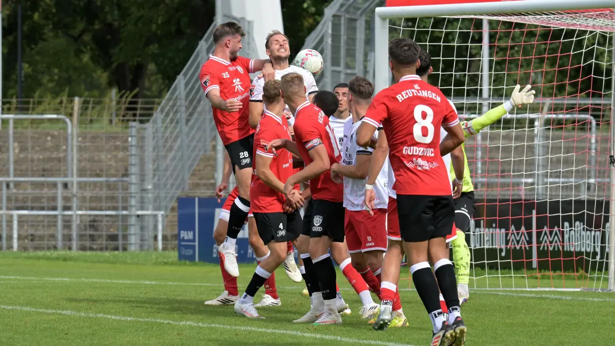 Fussball OL | SSV Reutlingen vs. 1. FC Normannia Gmuend: Fussball OL | SSV Reutlingen (rot) vs. 1. FC Normannia Gmuend (weiss) // 2026-08-29 // Foto: JoBaur // Kopfballtor durch #28 Jonas Vogler (SSV Reutlingen) / #23 Calvin Koerner (1. FC Norm. Gmuend)