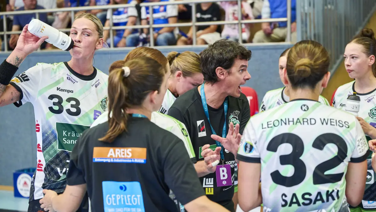 HSG Blomberg Lippe gegen FRISCH AUF Goeppingen Frauen in der Handball Bundesliga Frauen: In der Alsco HBF treffen im ersten Saisonspiel der amtierende Deutsche Meister (HSG) auf Frisch Auf Göppingen in der SynFlex Arena aufeinander.