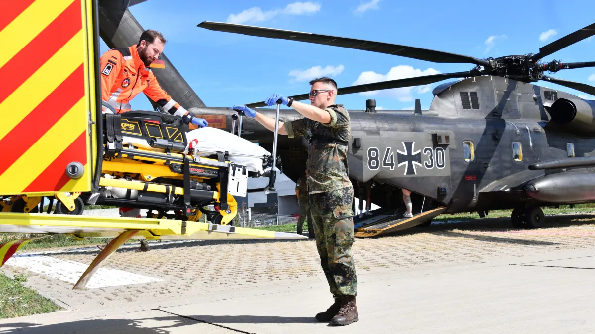 Das Bundeswehrkrankenhaus Ulm war am Samstag Schauplatz einer Großübung der Hochschule für Polizei Baden-Württemberg. Mehrere Patienten wurden mit einer Bundeswehrmaschine aus Villingen-Schwenningen zur Weiterversorgung nach Ulm gebracht. Parallel lief der reguläre Klinikbetrieb weiter.