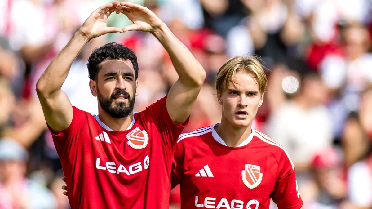 Energie Cottbus - SpVgg Greuther Fürth: 29.08.2026, Brandenburg, Cottbus: Fußball, Männer: 2. Bundesliga, Energie Cottbus - SpVgg Greuther Fürth, 3. Spieltag, LEAG Energie Stadion. Tolcay Cigerci (FC Energie Cottbus) bejubelt mit Lukas Michelbrink (FC Energie Cottbus) seinen Treffer zum 2:2. Foto: Frank Hammerschmidt/dpa - WICHTIGER HINWEIS: Gemäß den Vorgaben der Bundesliga bzw. des DFB Deutscher Fußball-Bund ist es untersagt, in dem Stadion und/oder vom Spiel angefertigte Fotoaufnahmen in Form von Sequenzbildern und/oder videoähnlichen Fotostrecken zu verwerten bzw. verwerten zu lassen. +++ dpa-Bildfunk +++