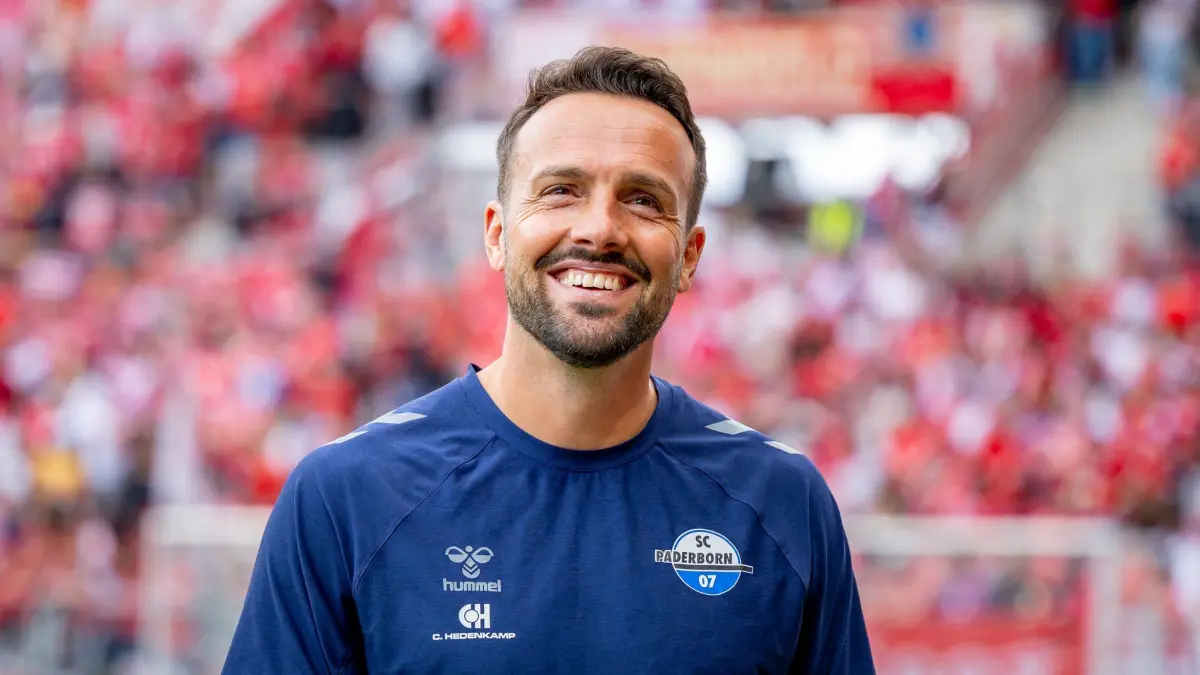 FSV Mainz 05 - SC Paderborn 07: 29.08.2026, Rheinland-Pfalz, Mainz: Fußball, Männer: Bundesliga, FSV Mainz 05 - SC Paderborn 07, 1. Spieltag, Mewa Arena. Trainer Ralf Kettemann (SC Paderborn) steht am Spielfeldrand. Foto: Torsten Silz/dpa - WICHTIGER HINWEIS: Gemäß den Vorgaben der Bundesliga bzw. des DFB Deutscher Fußball-Bund ist es untersagt, in dem Stadion und/oder vom Spiel angefertigte Fotoaufnahmen in Form von Sequenzbildern und/oder videoähnlichen Fotostrecken zu verwerten bzw. verwerten zu lassen. +++ dpa-Bildfunk +++