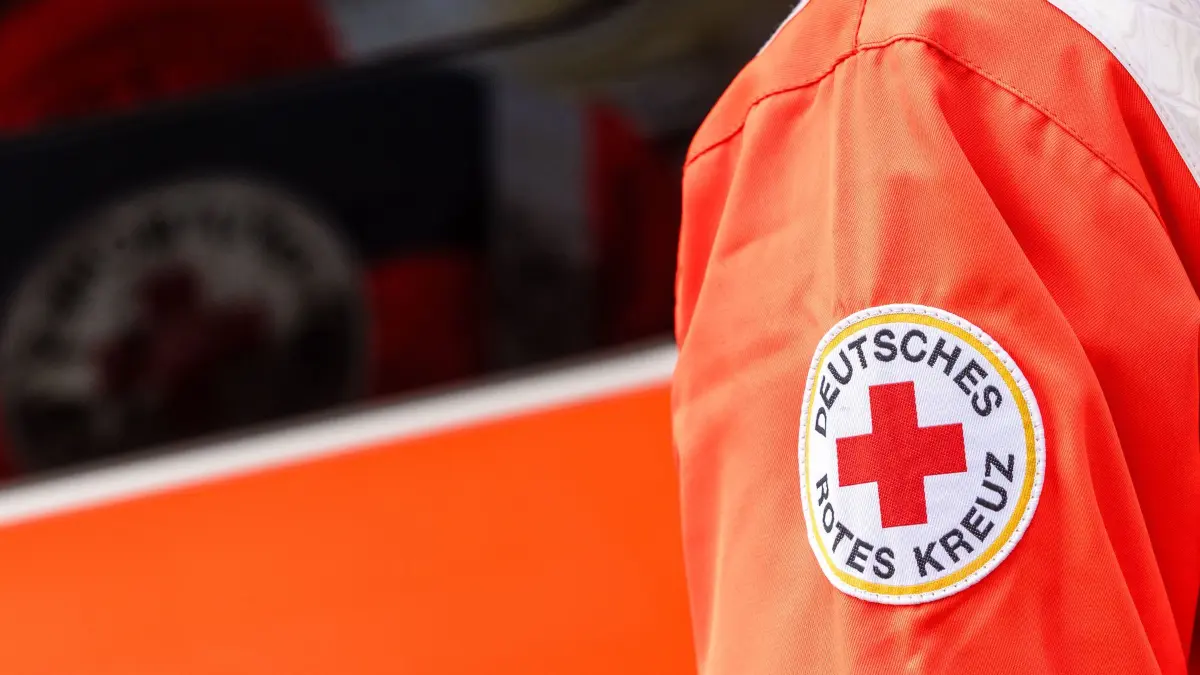 Deutsches Rotes Kreuz: ARCHIV - 11.04.2026, Brandenburg, Cottbus: Ein Emblem vom Roten Kreuz ist auf eine Jacke aufgenäht. (zu dpa: «DRK-Bereitschaften zeigen ihr Können bei Landesüberprüfung») Foto: Frank Hammerschmidt/dpa +++ dpa-Bildfunk +++