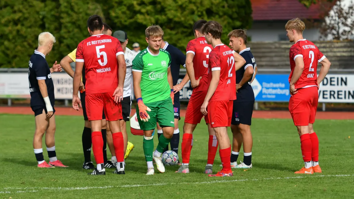 FC Rottenburg vs. FSV Hollenbach, Fussball, Verbandsliga Wuerttemberg, 3. Spieltag, Saison 2026/2027, 29.08.2026: Julian Haefner (FC Rottenburg, #26) verlaesst nach einer roten Karte fuer eine Notbremse das Feld
FC Rottenburg vs. FSV Hollenbach, Fussball, Verbandsliga Wuerttemberg, 3. Spieltag, Saison 2026/2027, 29.08.2026,
Foto: Eibner-Pressefoto/Ralph Kunze