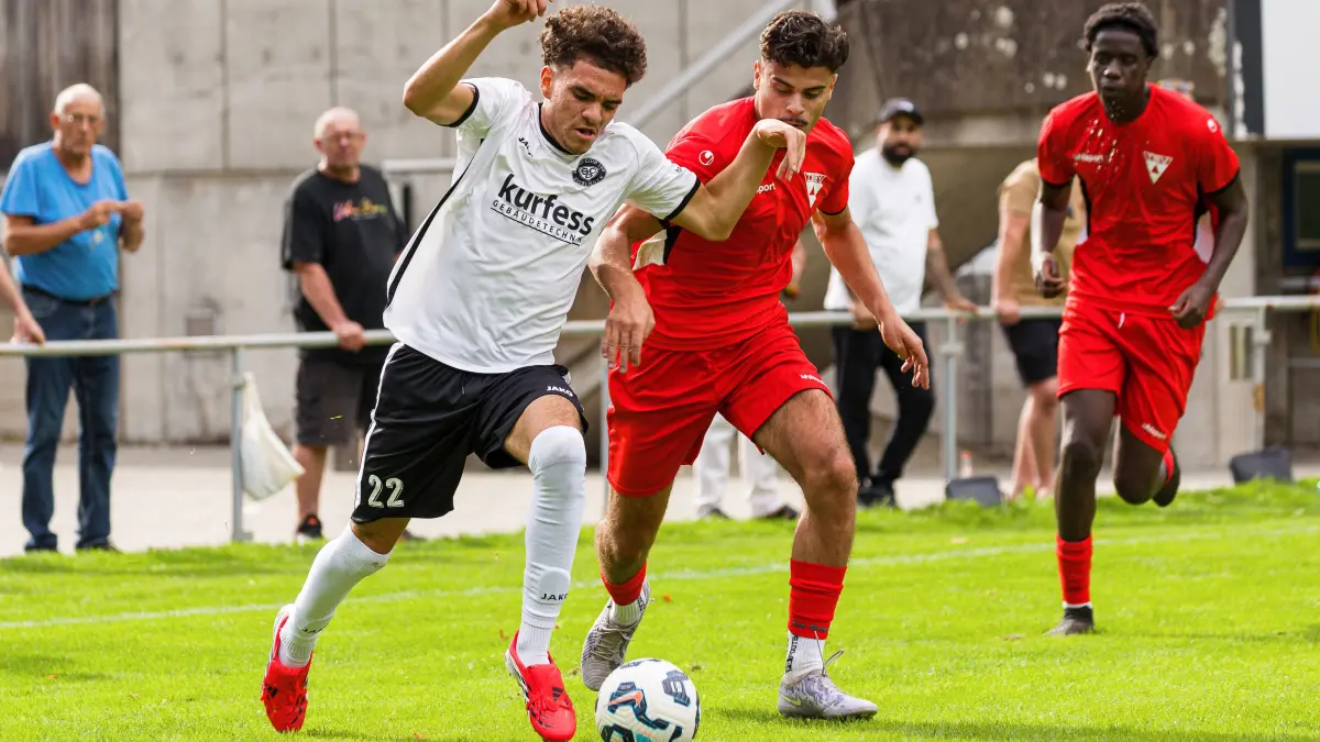 Fussball Landesliga: Fussball Landesliga; SC Geislingen - TSV Weilimdorf;
Edwin Cala Delgado (SC Geislingen, #22) und Eldi Berisha (TSV Weilimdorf, #27);
29.08.2026; Stadion Eybacher Tal; Geislingen.
Foto: Thomas Madel