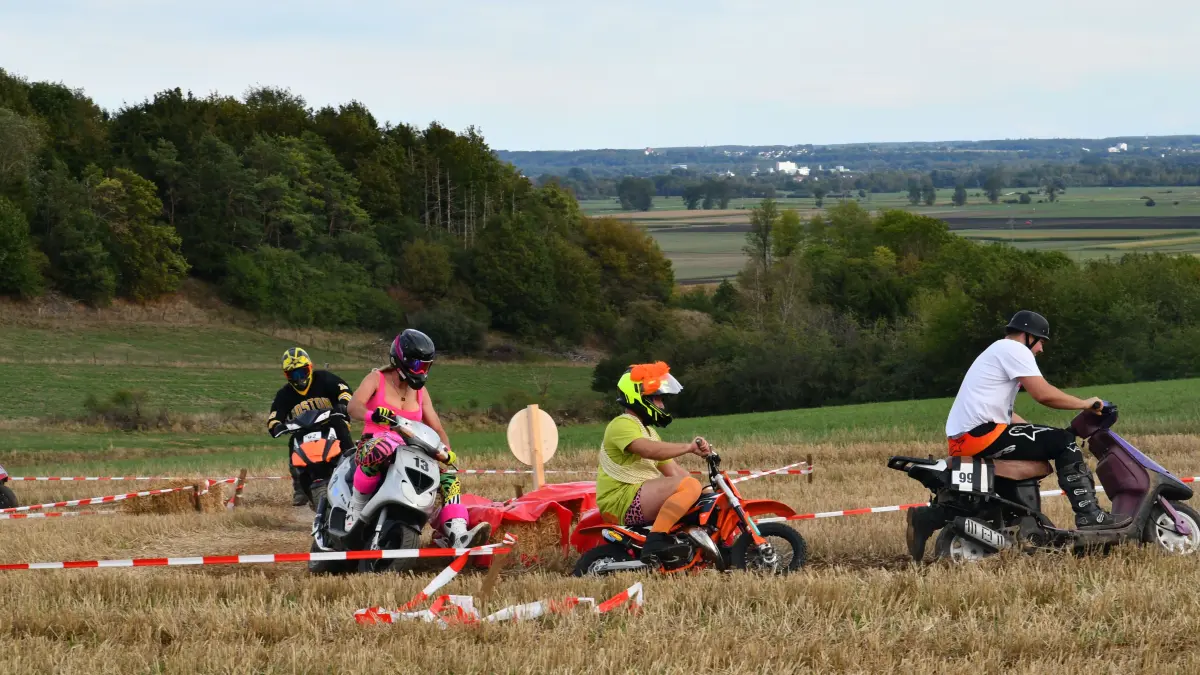 Pippi Langstrumpf alias Florian Stefanitsch (2. v. r.) vor dem späteren Kostüm-Sieger Maximilian Wirbeleit im Dragqueen-Kostüm beim Ramminger Stoppelcross.