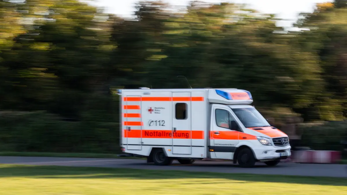 Krankenwagen: ARCHIV - 09.10.2021, Berlin: Ein Rettungswagen des Deutschen Roten Kreuzes (DRK) fährt auf dem Tempelhofer Feld. (Aufnahme mit Langzeitbelichtung) (zu dpa: «Streit in Wohnung eskaliert – Frau flüchtet über Balkon») Foto: Fernando Gutierrez-Juarez/dpa-Zentralbild/dpa +++ dpa-Bildfunk +++