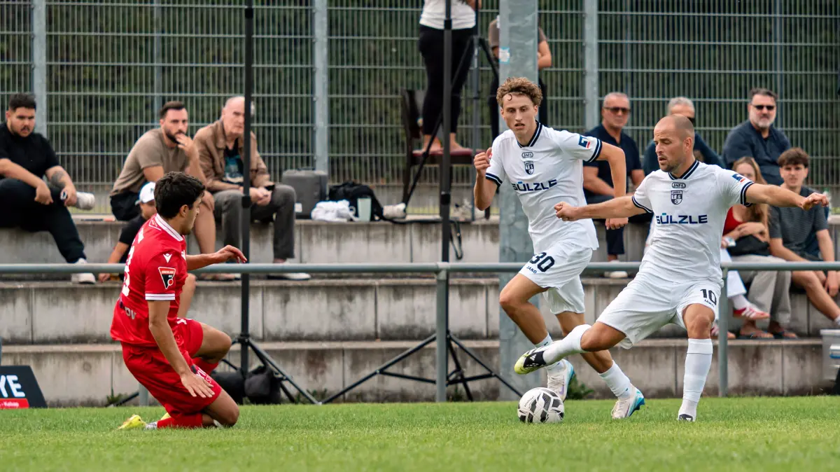 GER, Fussball, Tuerkspor Neckarsulm vs. TSG Balingen, Oberliga Baden-Wuerttemberg, 4. Spieltag, Saison 2026/2027, 30.08.2026 : Cazimir Stefan Buturuga (Tuerkspor Neckarsulm, #08), Henoch Grauer (TSG Balingen Fussball, #30), Ivo Colic (TSG Balingen Fussball, #10)
GER, Fussball, Tuerkspor Neckarsulm vs. TSG Balingen, Oberliga Baden-Wuerttemberg, 4. Spieltag, Saison 2026/2027, 30.08.2026
Foto: Eibner/Carsten Schwering