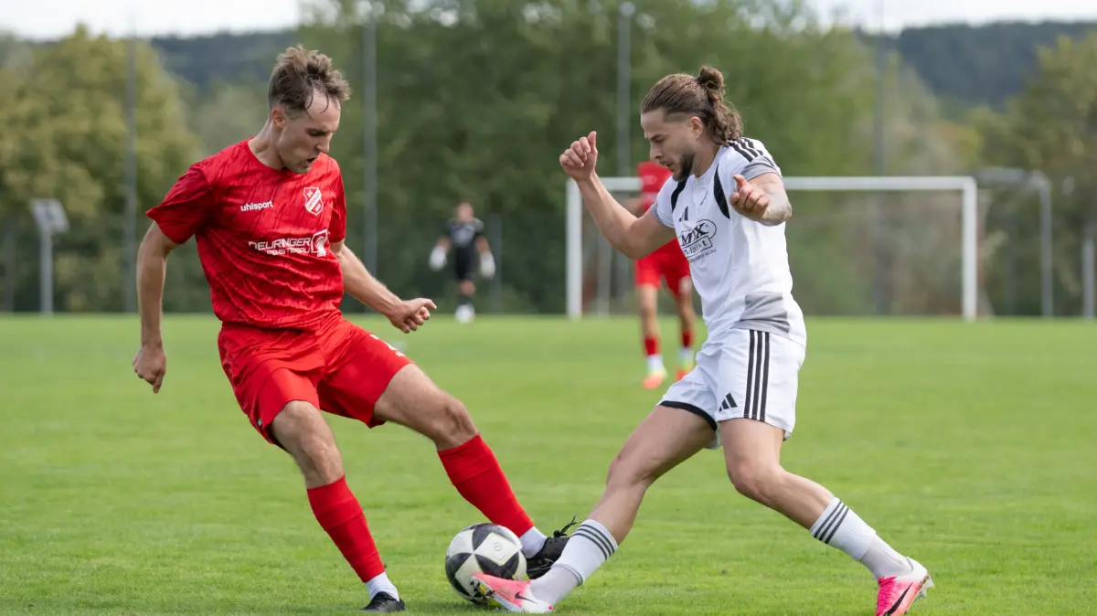 Kampf um den Ball: Volkan Bak (rechts, BSV Schwenningen) gegen Marius Tittjung (SG Empfingen).