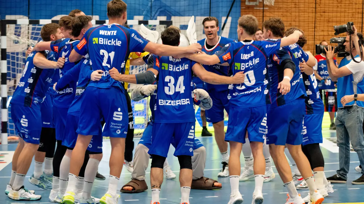 BW Balingen Weilstetten vs. Handball Club Hamburg, GER, Opel 1. Handball Bundesliga, Meisterschaft, Spieltag 1, Saison 2026 2027, 30.08..2026,: HBW Balingen Weilstetten feiert nach dem Sieg,
HBW Balingen Weilstetten vs. Handball Club Hamburg, GER, Opel 1. Handball Bundesliga, Meisterschaft, Spieltag 1, Saison 2026 2027, 30.08..2026,
Eibner-Pressefoto/Andreas Ulmer