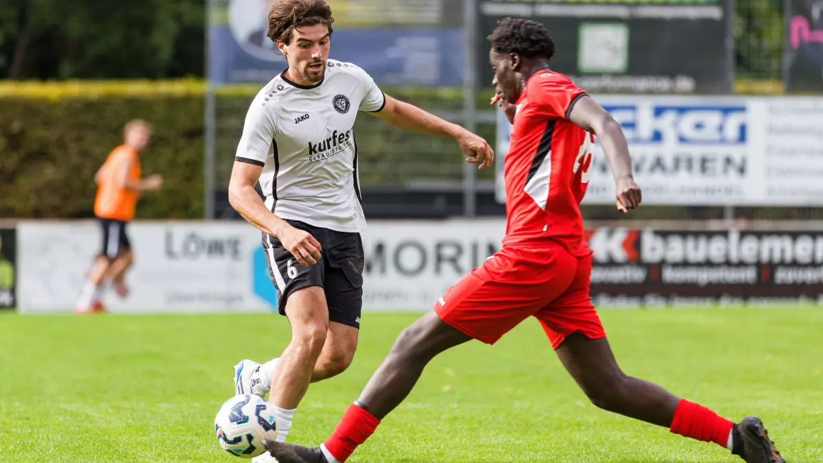 Fussball Landesliga: Fussball Landesliga; SC Geislingen - TSV Weilimdorf;
Malik Eyüpoglu (SC Geislingen, #6) und Matar Njie (TSV Weilimdorf, #26);
29.08.2026; Stadion Eybacher Tal; Geislingen.
Foto: Thomas Madel