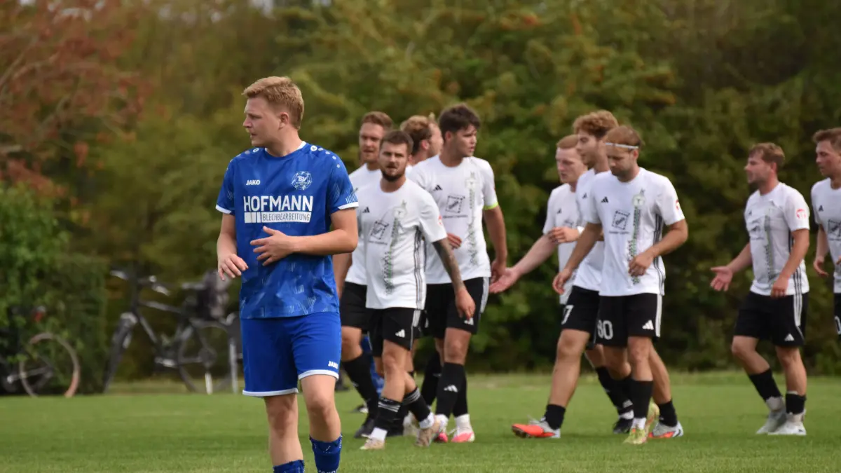 Die SGM Kreßberg (weiß) gewinnt beim TSV Blaufelden mit 6:0 und ist nach dem zweiten Spieltag mit dem FC Matzenbach punkt- und torgleich an der Tabellenspitze der Crailsheimer Staffel der Kreisliga A3 Rems/Murr/Hall zu finden.