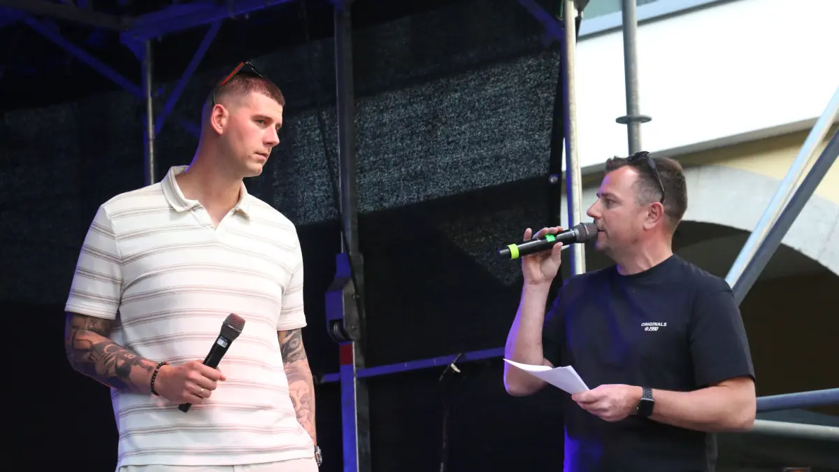 Bogdan Radosavljevic (links), hier im Gespräach mit Hallensprecher Daniel Feuchter, ist nicht länger als sportlicher Leiter Profis bei den HAKRO Merlins Crailsheim tätig.
