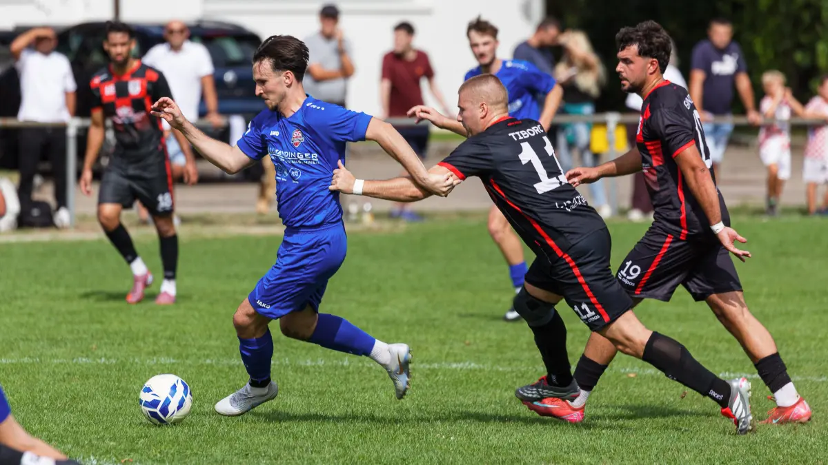 Fußball Kreisliga A3: Fußball Kreisliga A3; SGM Bad Überkingen/Hausen - Croatia 2012 Geislingen;
Noah Doll (SGM Bad Überkingen-Hausen, #10) und Davor Tiborc (Croatia 2012 Geislingen, #11);
30.08.2026; Hausen.
Foto: Thomas Madel