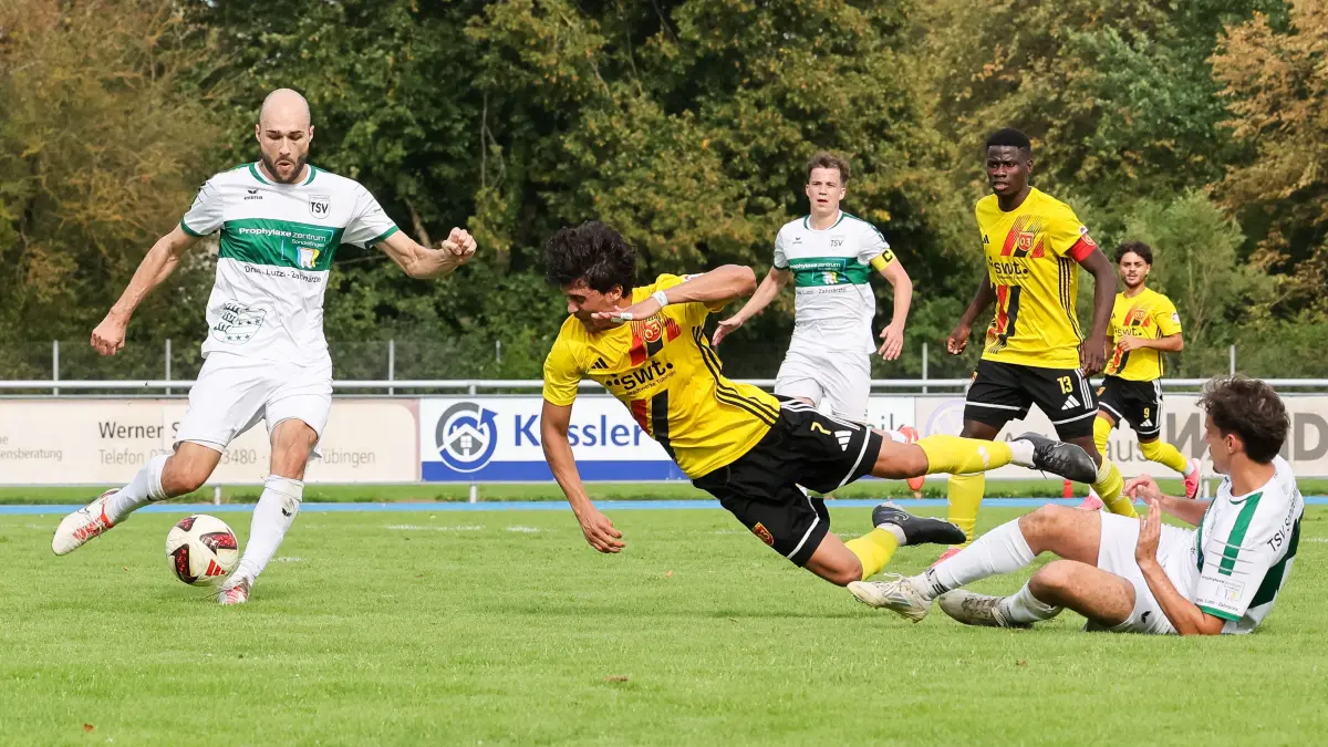 SV 03 Tuebingen vs. TSV Sondelfingen, Fussball, Bezirksliga Alb, Spieltag 4, Spielzeit 2026/2027, 30.08.26: Yassine Messaoudi (SV 03 Tuebingen, #07) kommt im Strafraum zu Fall, Zweikampf mit Telmo Crespo Rodrigues (TSV Sondelfingen, #03) rechts, kein Elfmeterpfiff,
SV 03 Tuebingen vs. TSV Sondelfingen, Fussball, Bezirksliga Alb, Spieltag 4, Spielzeit 2026/2027, 30.08.26,
Foto: Eibner-Pressefoto/Sebastian Reese