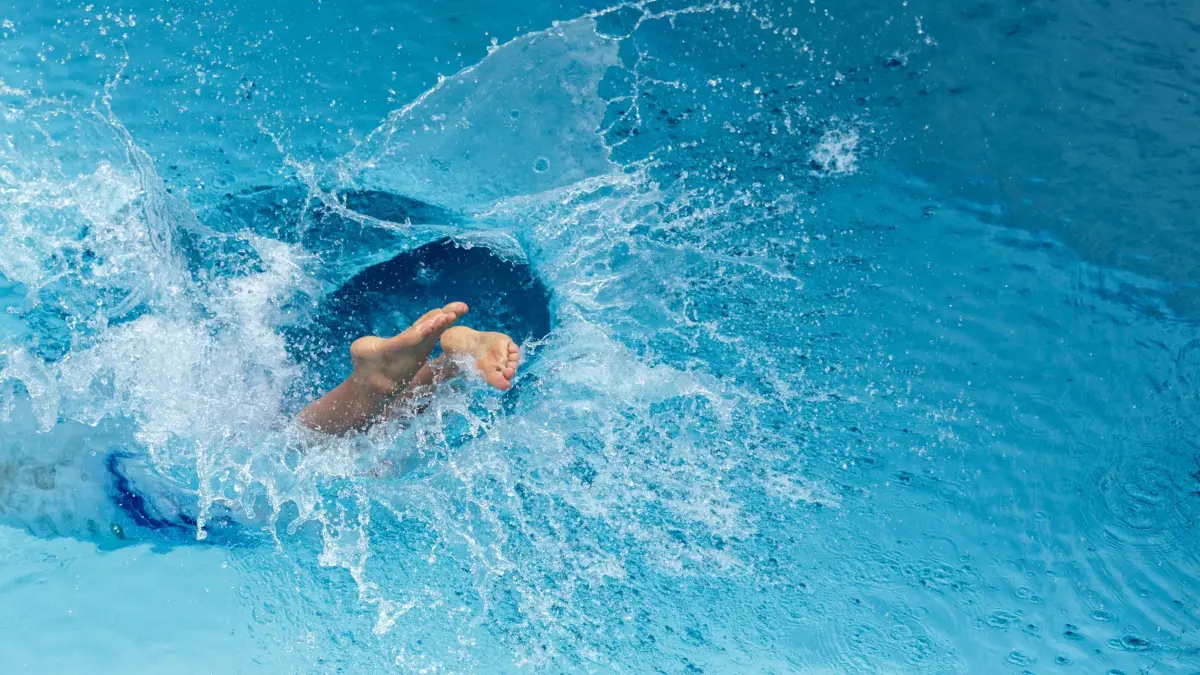 Sprung ins Schwimmbecken: ARCHIV - 26.07.2026, Baden-Württemberg, Sigmaringen: Ein Mann springt in einem Freibad ins Wasserbecken (zu dpa: «2.400 Mal kostenlos ins Freibad - «Das fand ich rührend»») Foto: Thomas Warnack/dpa +++ dpa-Bildfunk +++