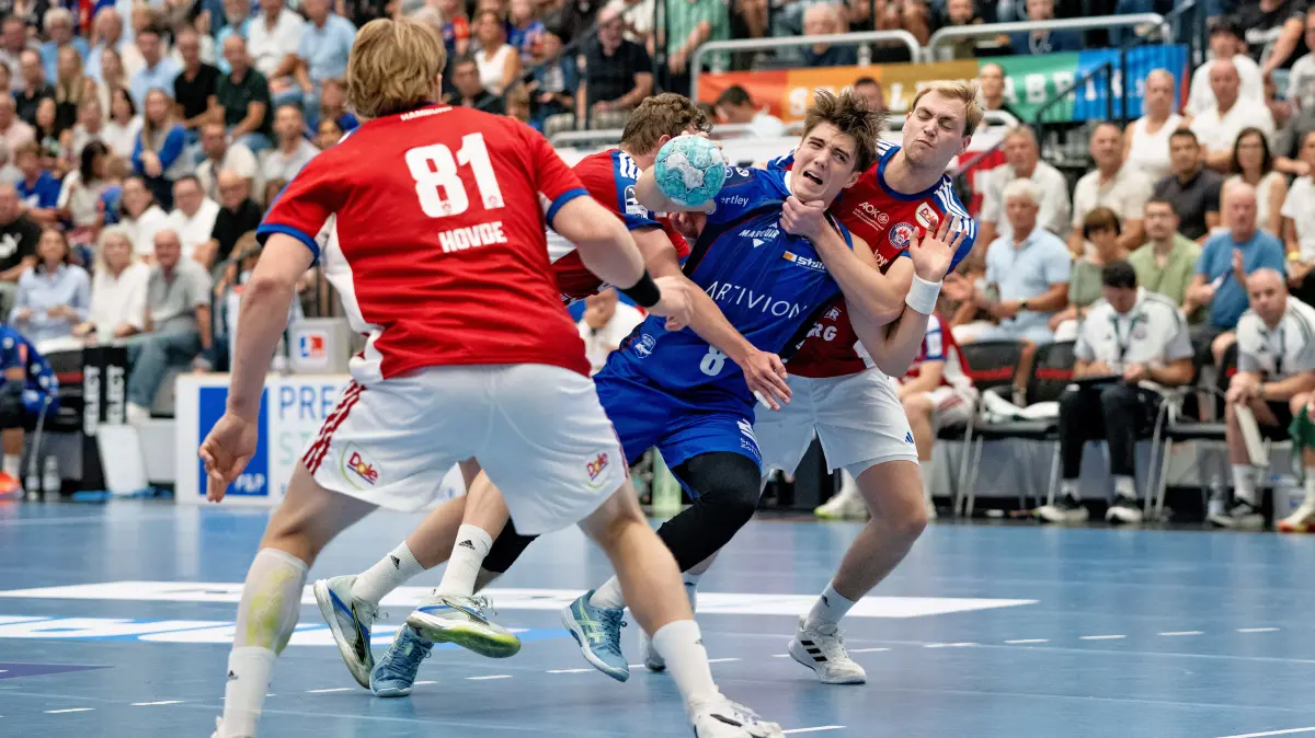 BW Balingen Weilstetten vs. Handball Club Hamburg, GER, Opel 1. Handball Bundesliga, Meisterschaft, Spieltag 1, Saison 2026 2027, 30.08..2026,: Magnus Grupe (HBW Balingen Weilstetten, #08) am Kreis von Einar Olafsson, (Handball Club Hamburg, #23) gehalten,
HBW Balingen Weilstetten vs. Handball Club Hamburg, GER, Opel 1. Handball Bundesliga, Meisterschaft, Spieltag 1, Saison 2026 2027, 30.08..2026,
Eibner-Pressefoto/Andreas Ulmer