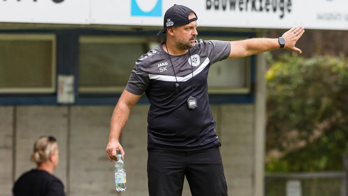 Fussball Landesliga: Fussball Landesliga; SC Geislingen - TSV Weilimdorf;
Trainer Sezgin Karabiyik (SC Geislingen);
29.08.2026; Stadion Eybacher Tal; Geislingen.
Foto: Thomas Madel