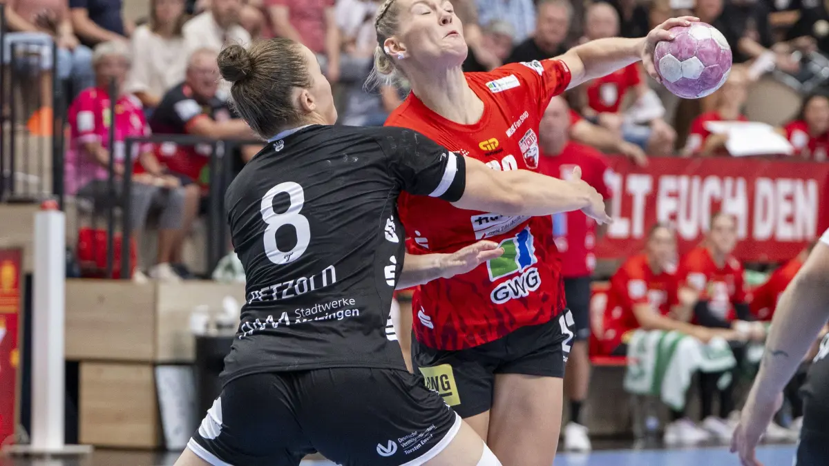 Handball Bundesliga Frauen, Saison 2026/2027 SV Union Halle-Neustadt vs.TuS Metzingen : Halle, Deutschland 30.August 2026:
Im Bild:v. li. im Zweikampf Ida Petzold (Metzingen) und Marie Polakova (Halle)