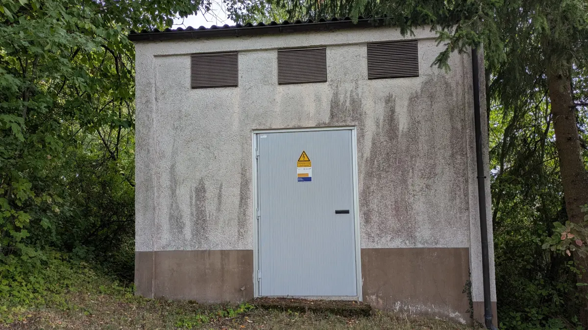 Hier wohnt ein Poltergeist: Aus der Umspannstation in Apfelstetten hat es gequalmt.