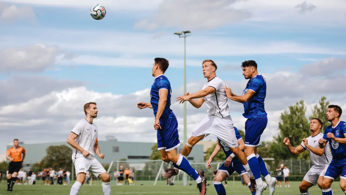 Fußball, Landesliga: Das waren die Spiele am Wochenende, Foto TSV Neu-Ulm am Muthenhölzle gegen FV Olympia Laupheim, Christopher Renz im Luftweikampf