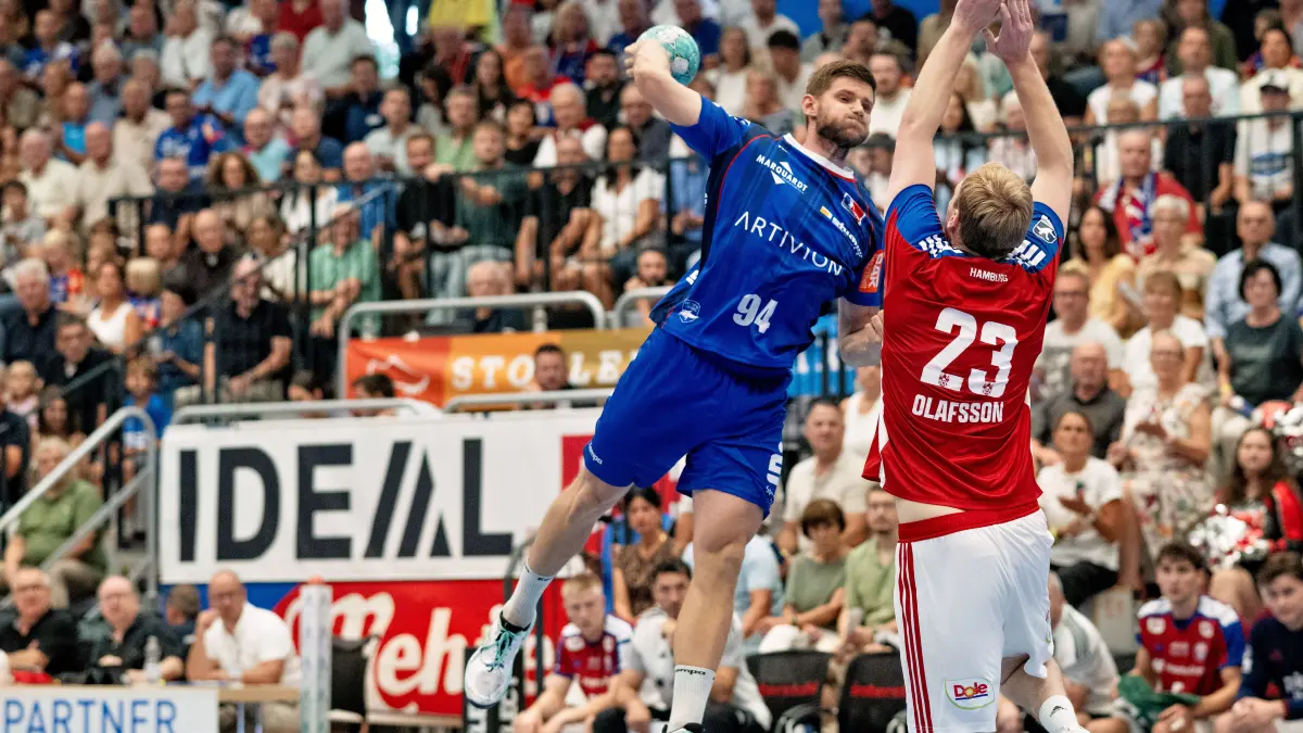 BW Balingen Weilstetten vs. Handball Club Hamburg, GER, Opel 1. Handball Bundesliga, Meisterschaft, Spieltag 1, Saison 2026 2027, 30.08..2026,: Georg Pohle (HBW Balingen Weilstetten, #94), vor Einar Olafsson, (Handball Club Hamburg, #23),
HBW Balingen Weilstetten vs. Handball Club Hamburg, GER, Opel 1. Handball Bundesliga, Meisterschaft, Spieltag 1, Saison 2026 2027, 30.08..2026,
Eibner-Pressefoto/Andreas Ulmer