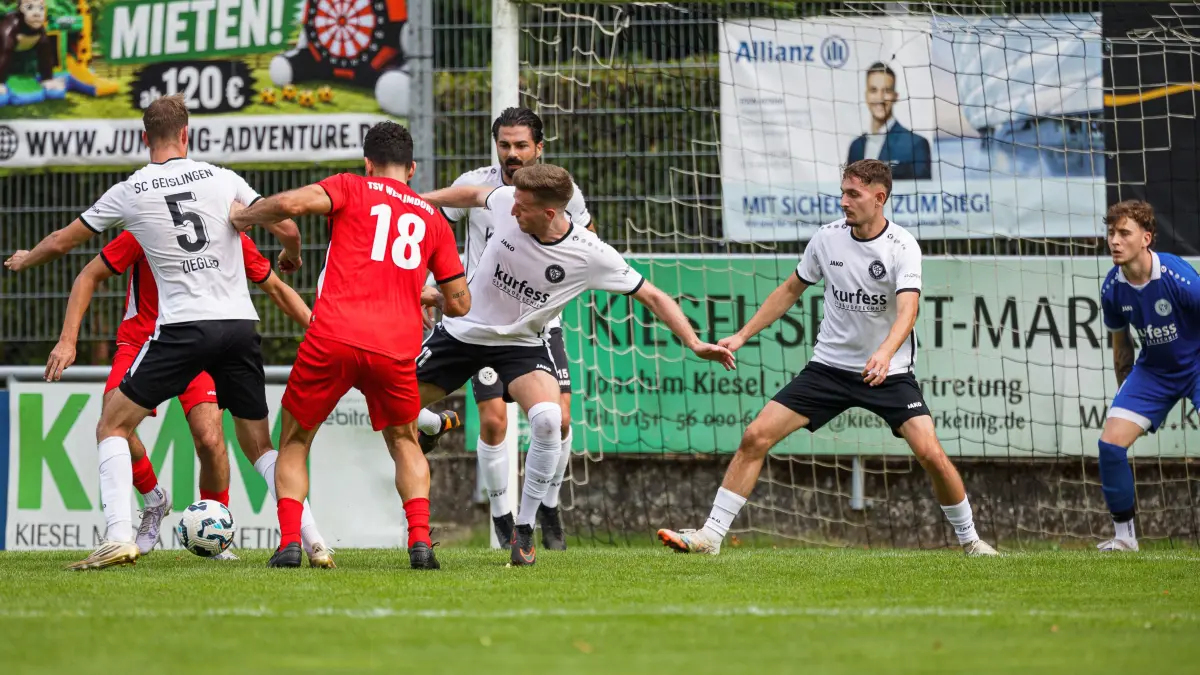 Fussball Landesliga: Fussball Landesliga; SC Geislingen - TSV Weilimdorf;
Lukas Ziegler (SC Geislingen, #5) und Yannick Ruther (SC Geislingen, #17) stoppen einen Angriff des TSV Weilimdorf;
29.08.2026; Stadion Eybacher Tal; Geislingen.
Foto: Thomas Madel