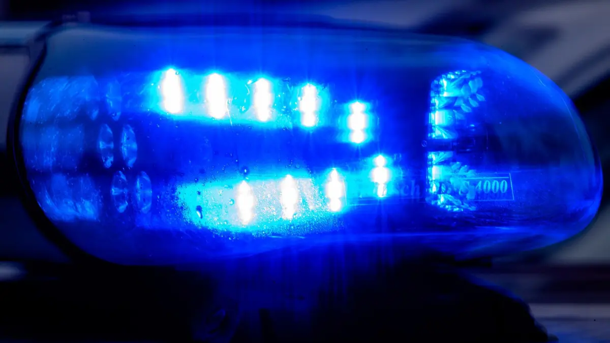 Blaulicht der Polizei: SYMBOLBILD - 04.12.2023, Sachsen-Anhalt, Magdeburg: Ein Blaulicht leuchtet auf einem Fahrzeug der Polizei. (zu dpa: «Zwei Männer bei Unfall in Geeste schwer verletzt») Foto: Klaus-Dietmar Gabbert/dpa +++ dpa-Bildfunk +++