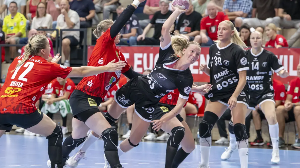 Handball Bundesliga Frauen, Saison 2026/2027 SV Union Halle-Neustadt vs.TuS Metzingen : Halle, Deutschland 30.August 2026:
Im Bild:v.li.Ilona Kieffer (Halle), Nele Wenzel (Halle) und Charlotte Cholevova (Metzingen)