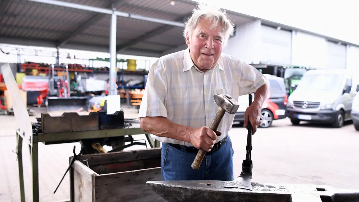 Politik, Wahlkampf CDU; Schmiedemeister Theo Wandel : Neustetten-Remmingsheim (Kreis Tuebingen) 16.08.2021
Schmiedemeister Theo Wandel (re) beim einem Firmenbesuch bei Wandel – Agrartechnik, Forst- und Gartentechnik von Staatsministerin Annette Widmann - Mauz und Vorsitzender des Agrarausschusses des Europaeischen Parlaments Norbert Lins (CDU)
FOTO: ULMER Pressebildagentur
xxNOxMODELxRELEASExx