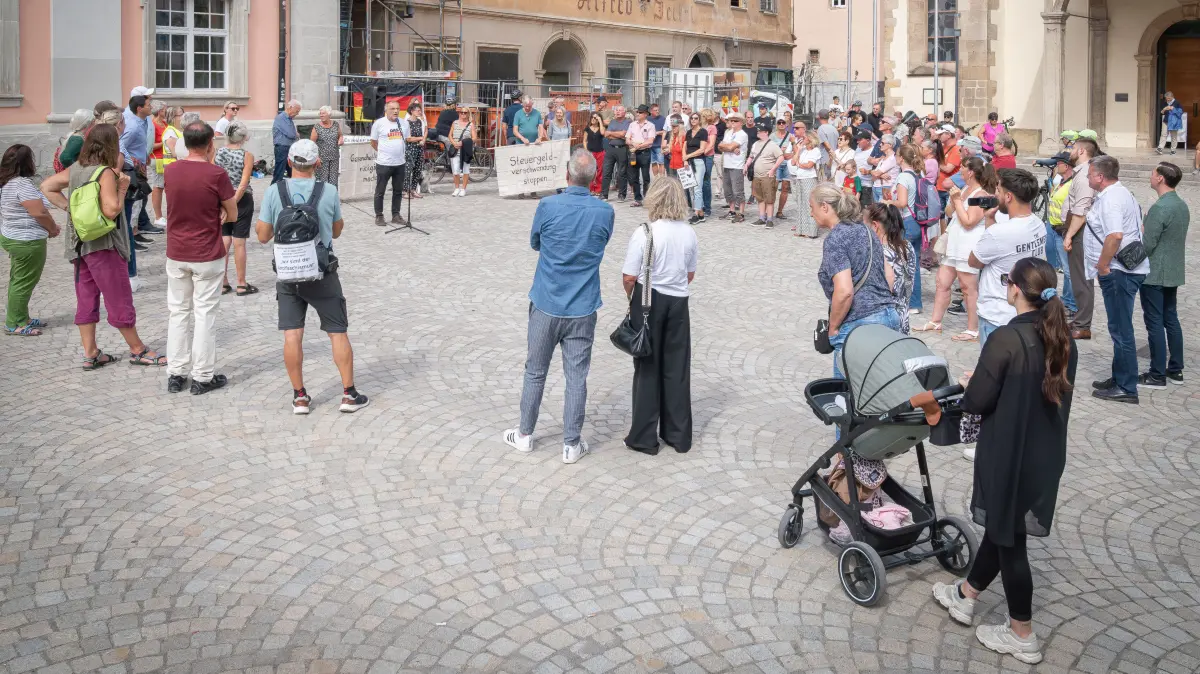 Rund 100 Menschen kamen am Sonntag auf dem Rottenburger Marktplatz zusammen.