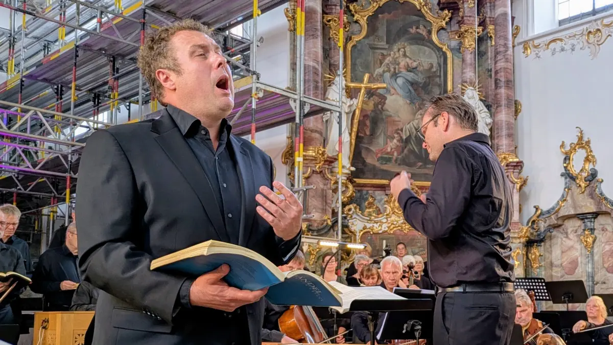 Countertenor Alex Potter gestaltet den David leuchtend klar und hochemotional. Rechts von ihm dirigiert Intendant Benno Schachtner.