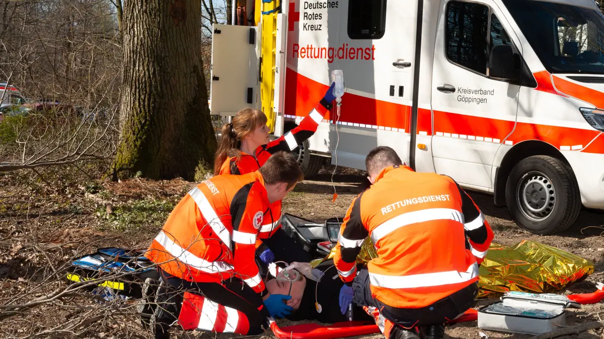 Übung des Rettungsdienstes des Deutschen Roten Kreuzes (DRK), Kreisverband Göppingen im Eichertwald.