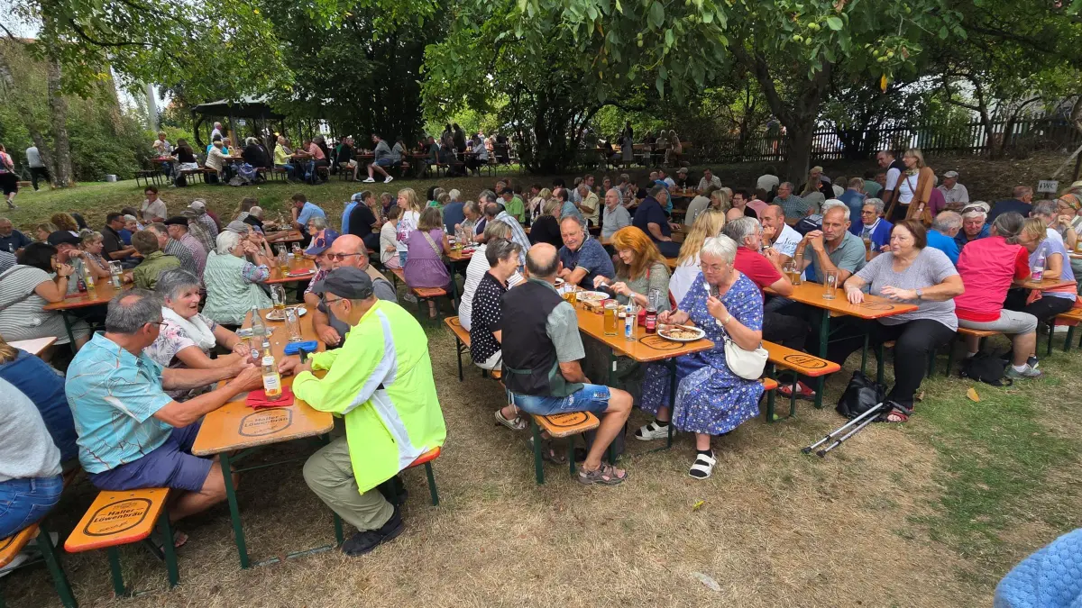 Gerade um die Mittagszeit ist der Andrang beim Hoffest der Familie Bühler am Sonntag groß: Die Besucher schlemmen im idyllischen Garten des Sonnenhofs.